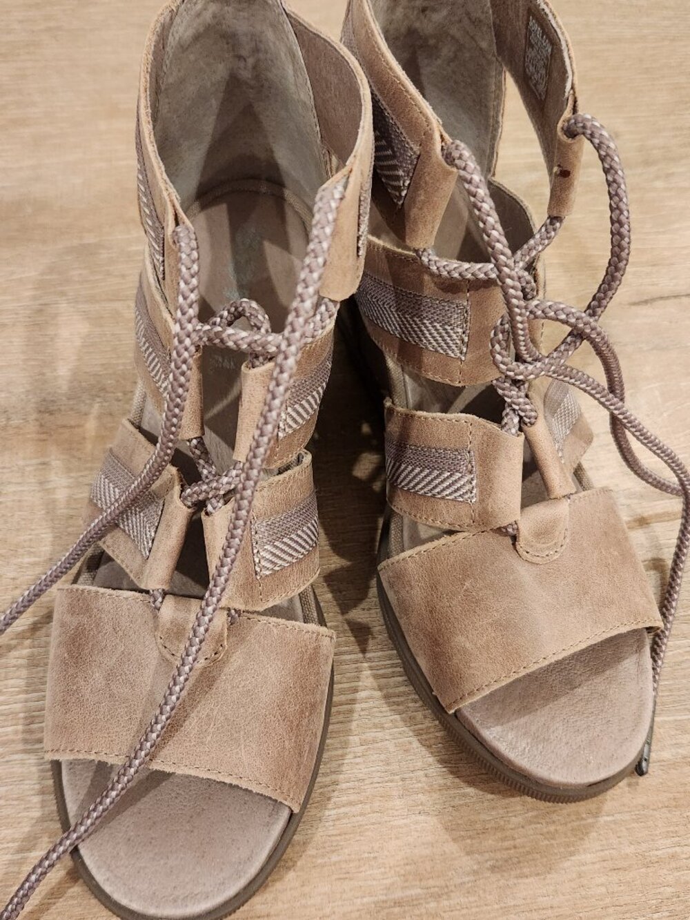 Like new  Sorel Women’s Joanie II Ghillie / Lace-Up Wedge Sandals in an ash brow